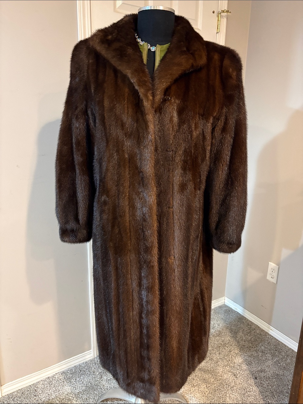 Luxurious Chocolate Brown Women's Mink Coat Full-Length Fur Coat 12A